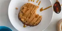 Vollkornbrot mit Erdnussbutter