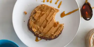 Wholemeal bread with peanut butter