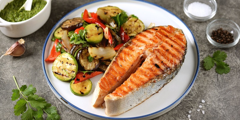 Lachs auf gegrilltem Gemüse Lachs auf gegrilltem Gemüse