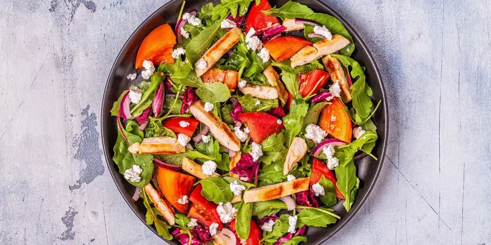 Schneller Salat mit Mozzarella und Putenbrust - Rezept | FoodPal