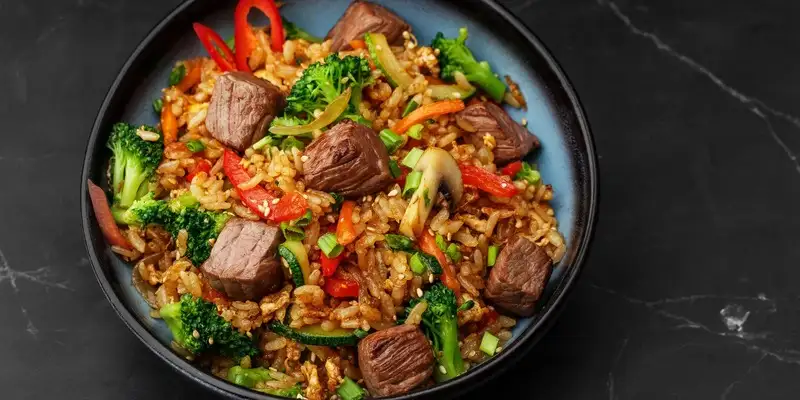 Ryż kalafiorowy z wołowiną