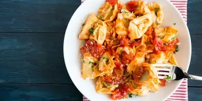 Tortellini in casseruola con spinaci freschi e ricotta cremosa