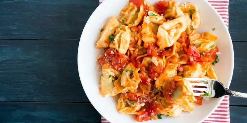 Tortellini in casseruola con spinaci freschi e ricotta cremosa