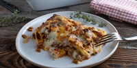 Makkaroni-Bolo-Auflauf mit würzigem Hackfleisch und cremigem Mozzarella