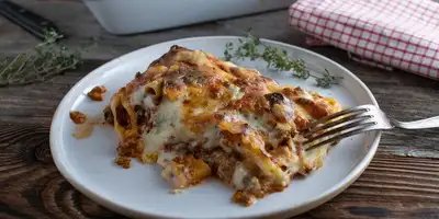 Sformato di maccheroni e bolo con carne macinata piccante e mozzarella cremosa