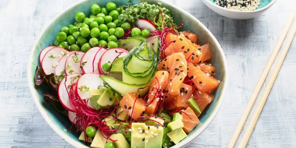 Poké Bowl with smoked salmon, creamy avocado and fresh cucumber - recipe | FoodPal