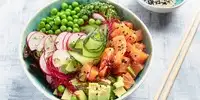 Poké Bowl mit geräuchertem Lachs, cremiger Avocado und frischer Gurke