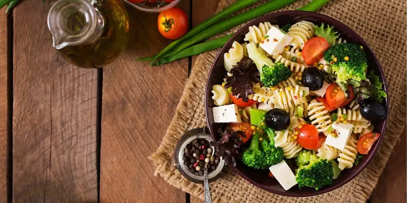 Padella di pasta greca con formaggio di capra