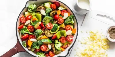 Sartén mediterránea de patatas y verduras