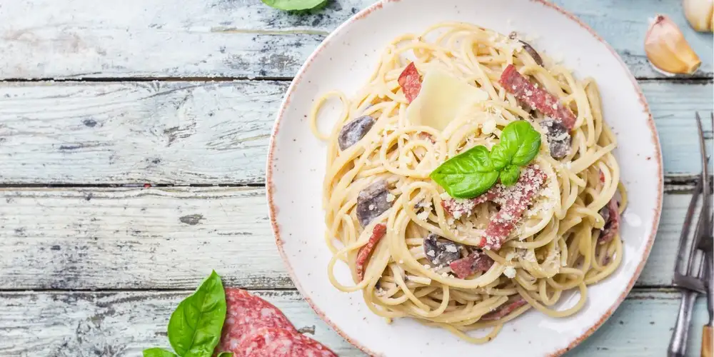 Quick pasta with salami - recipe | FoodPal