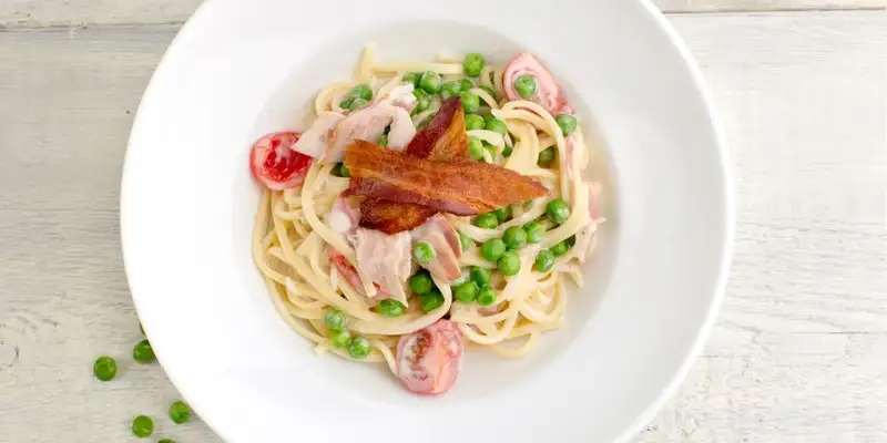 Pasta carbonara with peas