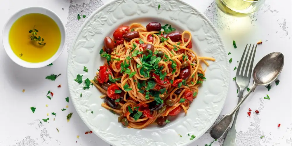 Bandnudeln mit Bohnen und Paprika-Mandel-Pesto - Rezept | FoodPal