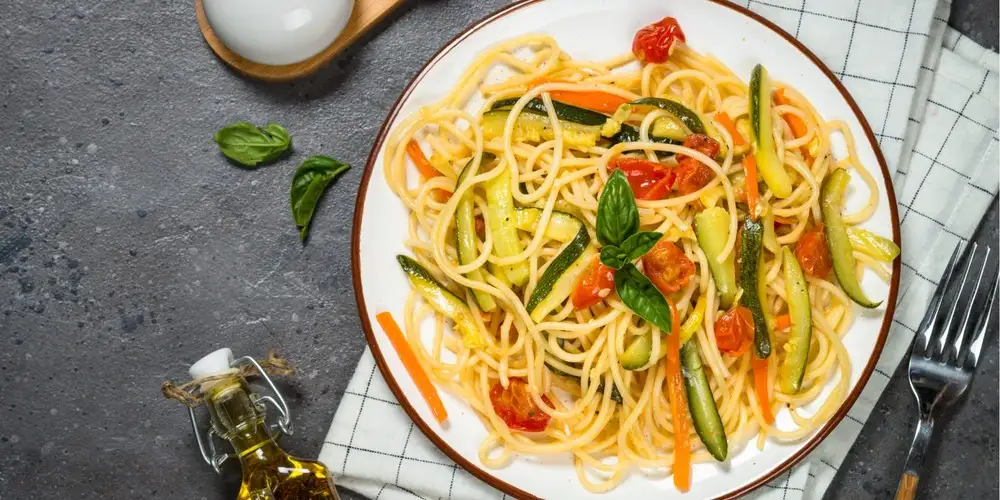 Beet and tomato pasta - recipe | FoodPal