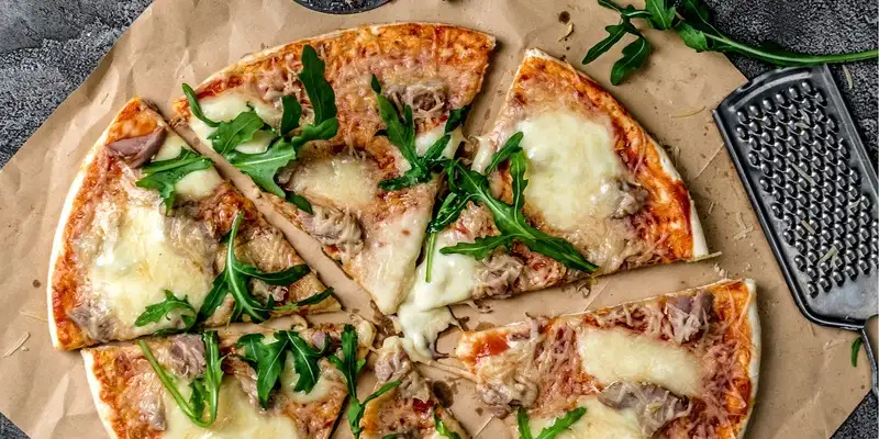 Pizza con zucchine e tonno