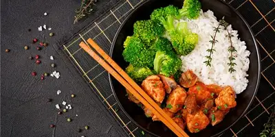 Riso fritto con verdure asiatiche e pollo