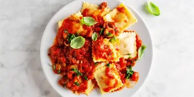 Cazuela de raviolis con espinacas y queso