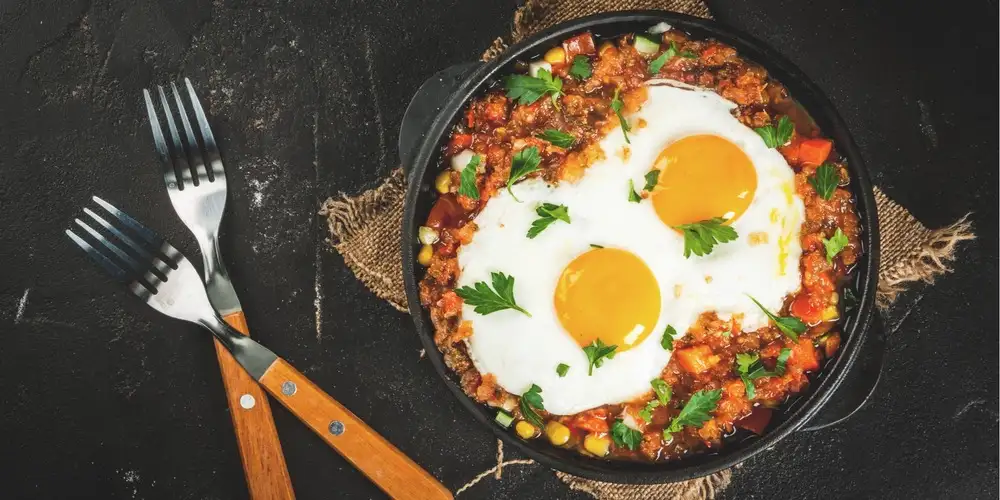 Quick corn with fried egg - recipe | FoodPal