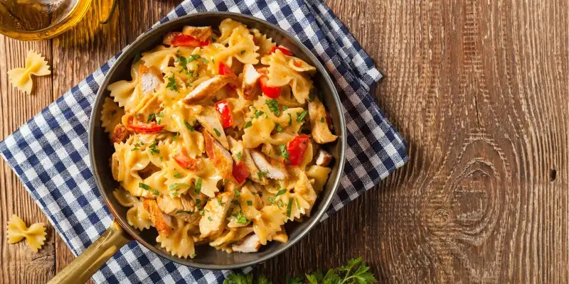 Pasta con carote e pollo sugo