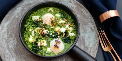 Shakshuka z pesto i grzybami