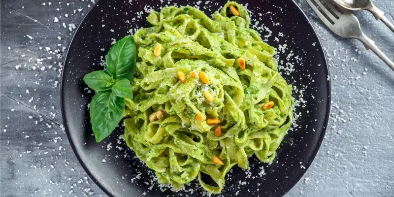 Pasta integrale con salsa di spinaci e sedano