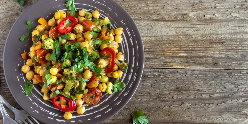 Chickpea and bell pepper salad with feta cheese - recipe | FoodPal