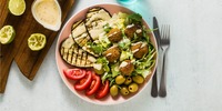 Zucchinisalat mit Falafel und Joghurt-Dip