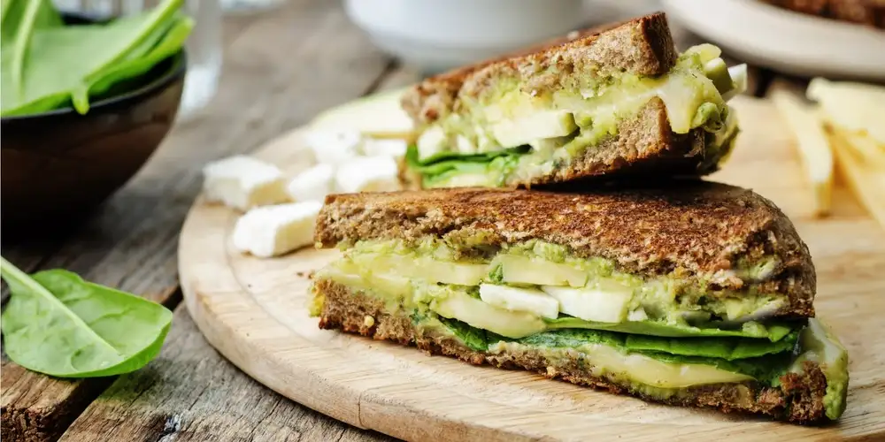 Grilled cheese sandwich with spinach and avocado - recipe | FoodPal