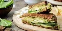 Grilled Cheese Sandwich mit Spinat und Avocado