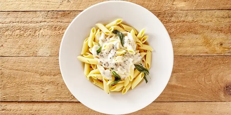 Massa em molho parmesão cremoso com couve pontiaguda