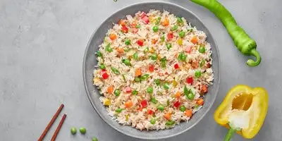 Riso all'uovo con cavolo rapa e piselli