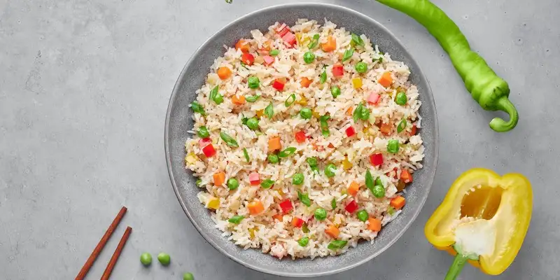 Riz aux œufs avec choux-raves et petits pois