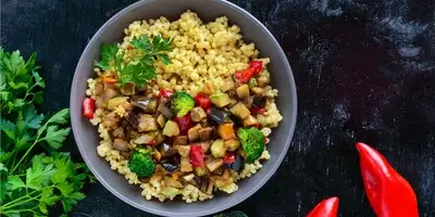 Couscous com legumes e harissa