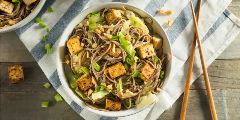 Esparguete com tofu fumado em creme de soja com ervas