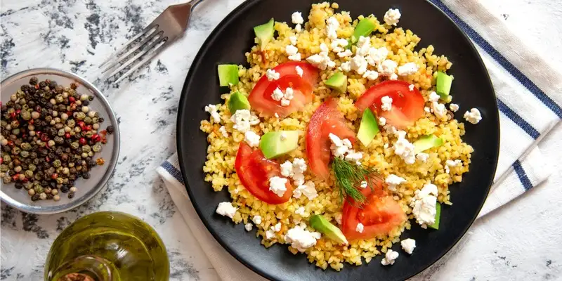 Salada de abacate Bulgur com queijo feta e menta