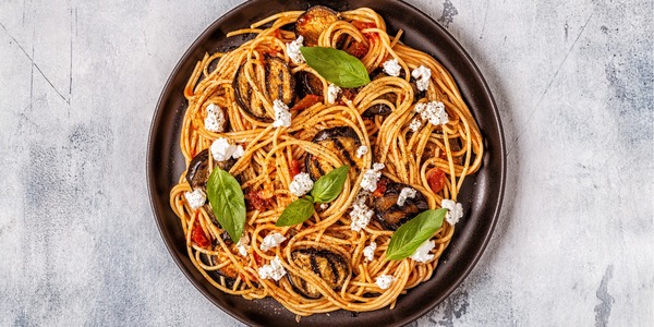 Linguine mit Ziegenkäse und getrockneten Tomaten Linguine mit Ziegenkäse und getrockneten Tomaten