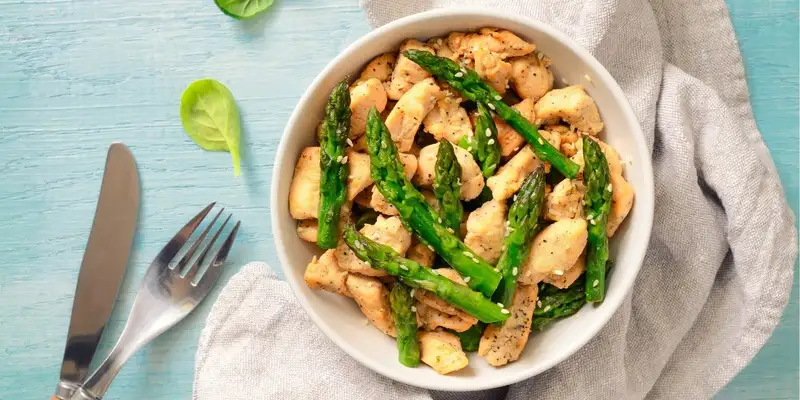 Panela de frango e legumes com espargos