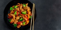 Asiatisches Hühnchen mit Mungobohnensprossen