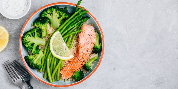 Wildreis mit gebratenem Wildlachs und Gemüse Wildreis mit gebratenem Wildlachs und Gemüse