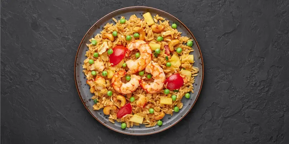 Vegetable fried rice with shrimp and cashews - recipe | FoodPal