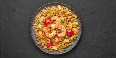 Riso fritto alle verdure con gamberi e anacardi