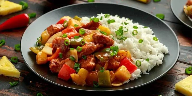 Riso al pollo con verdure e ananas