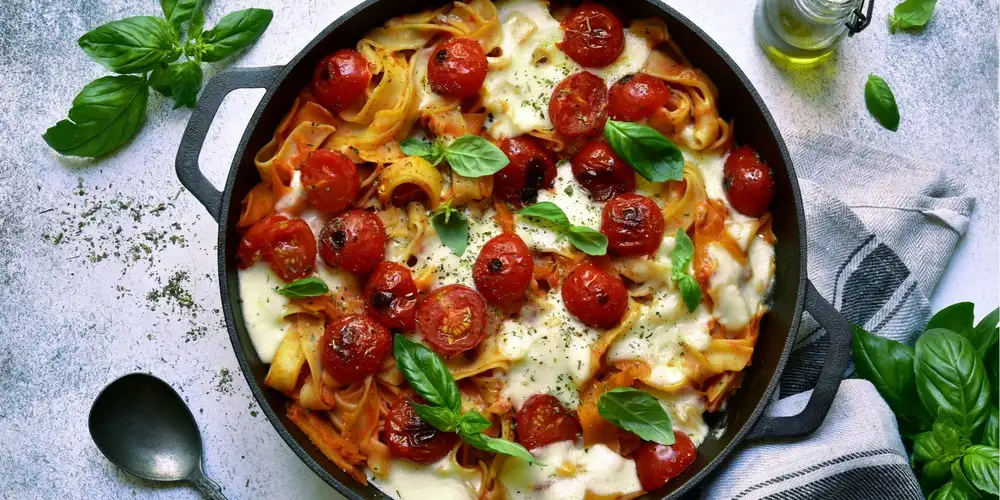 Pasta casserole with tomatoes and mozzarella cheese - recipe | FoodPal