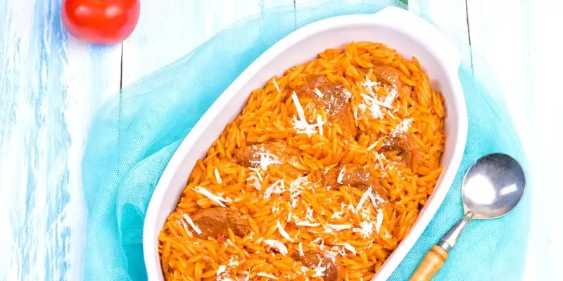 Insalata di Kritharaki con carne macinata e peperoni