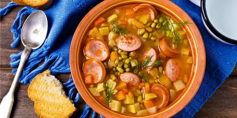 Ensopado de feijão com salsichas Met