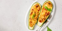 Gefüllte Zucchini mit Käse und Tomaten