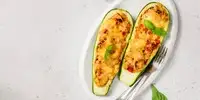 Gefüllte Zucchini mit Käse und Tomaten