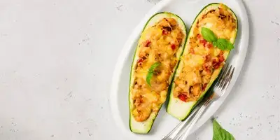 Gefüllte Zucchini mit Käse und Tomaten