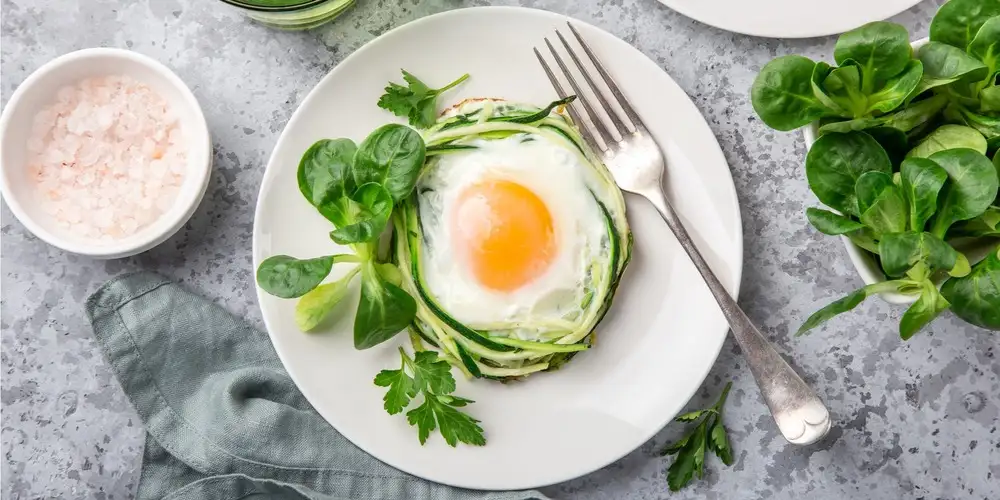 Zucchini noodles with fried egg - recipe | FoodPal