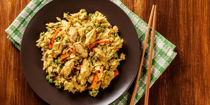 Padella di pollo e riso da una pentola