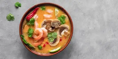 Zuppa di gamberi, carote e latte di cocco in stile asiatico